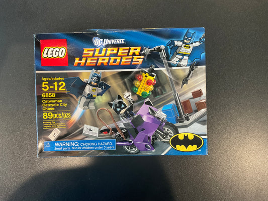 LEGO 6858 Catwoman Catcycle City Chase - Retired